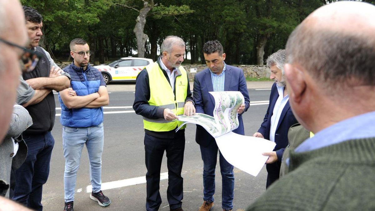 Visita a la PO-201 en mayo pasado para dar a conocer el proyecto de mejora. |   // BERNABÉ/JAVIER LALÍN