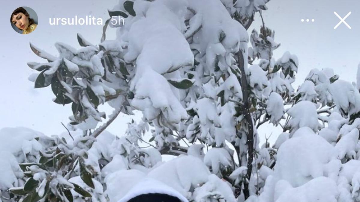 Úrsula Corberó bajo la nieve con el plumífero más original