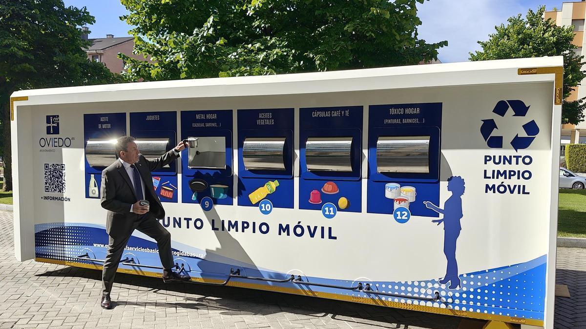 José Ramón Pando, Concejal de Gobierno de Licencias y disciplina urbanística, servicios básicos del Ayuntamiento de Oviedo, depositando residuos en el punto limpio móvil