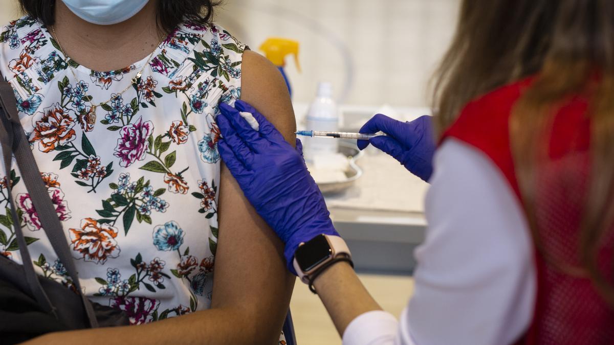 Una voluntaria de Cruz Roja administra una dosis de la vacuna contra el Covid-19.