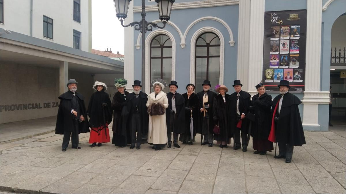 El grupo, frente al Teatro Ramos Carrión.