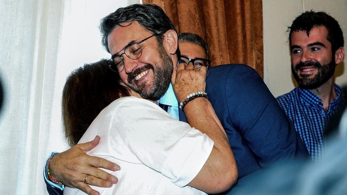 El ministro de Cultura y Deporte, Màxim Huerta, se abraza con su madre tras la ceremonia de traspaso de carteras.