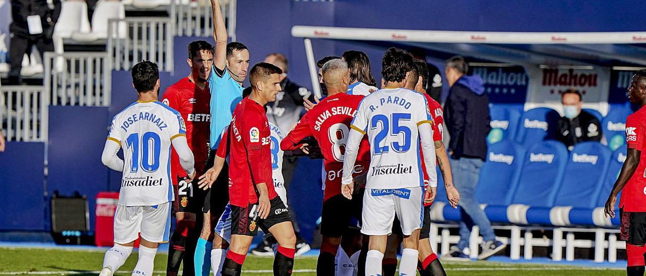 El colegiado vasco Sagués Oscoz expulsa a Rober Álvarez en el Leganés-Mallorca del sábado.