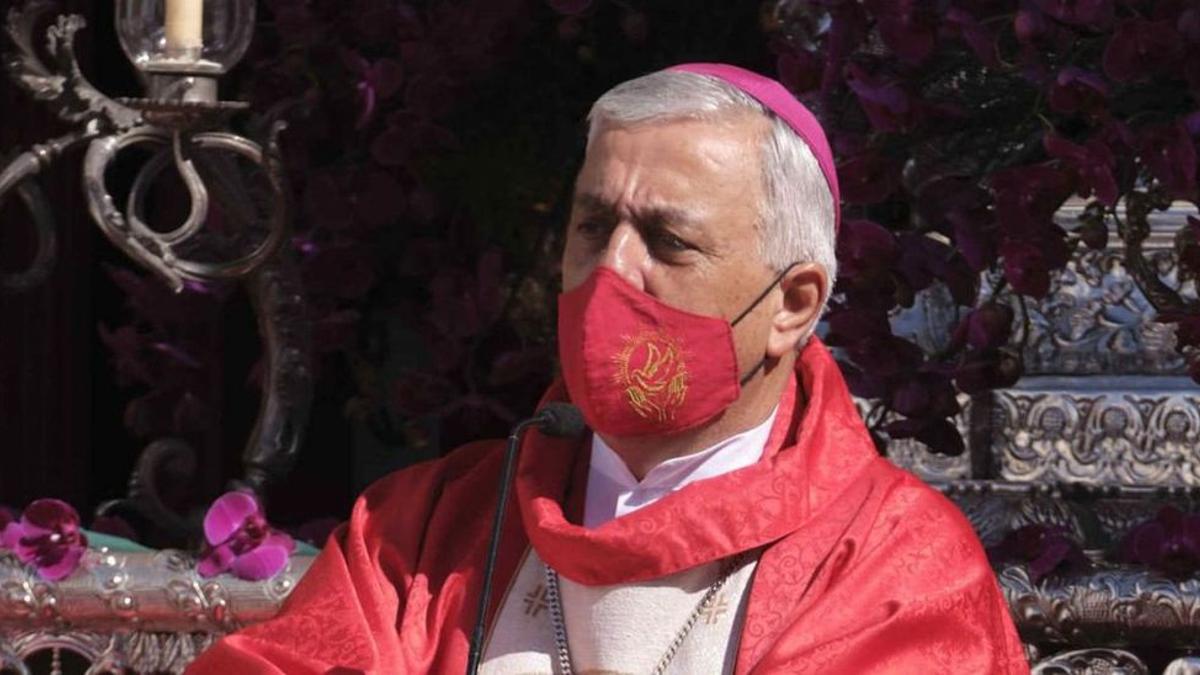 Bernardo Álvarez, obispo de Tenerife, durante un acto religioso.