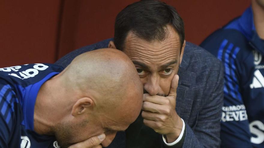 Fran Fernández habla con uno de sus ayudantes durante el partido ante el Antequera. | ISRAEL SÁNCHEZ