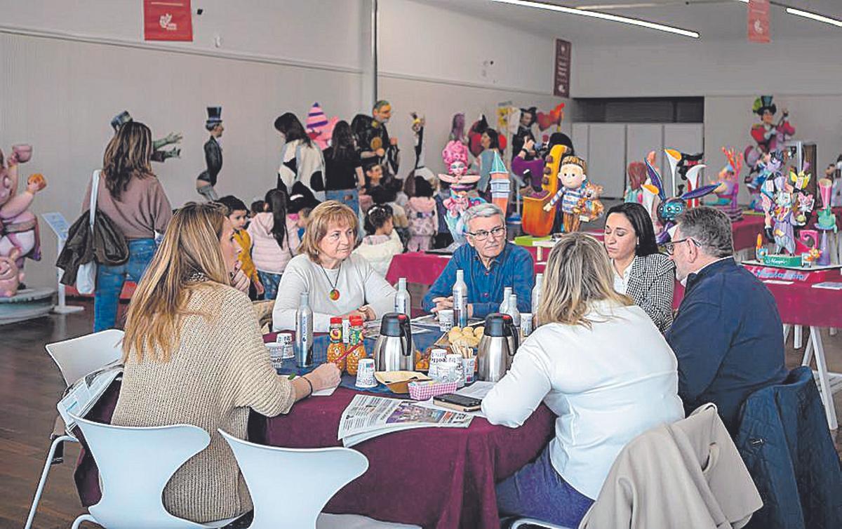 Desayuno informativo en la sala exposición del ninot.