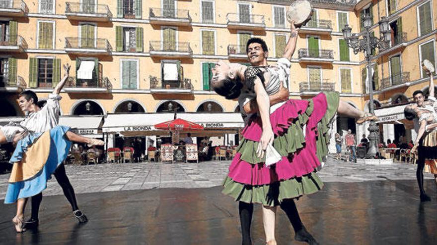 Los protagonistas ofrecieron el pasado sábado una cata del espectáculo en la plaza Mayor.