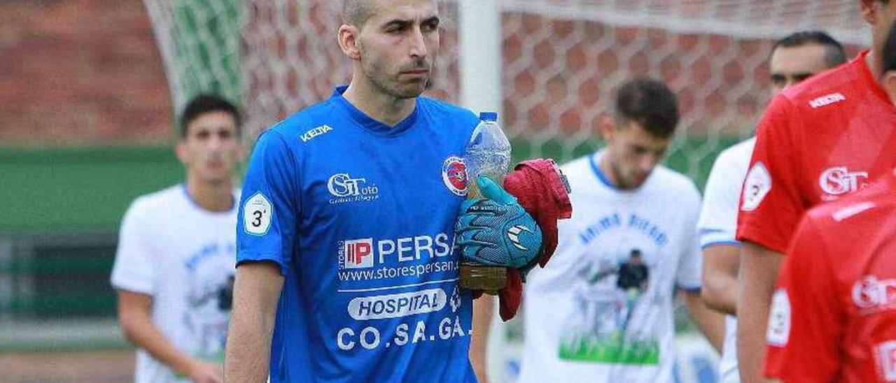 Ángel Díez, uno de los dos intocables, antes de comenzar el derbi en el campo de O Couto. // Iñaki Osorio