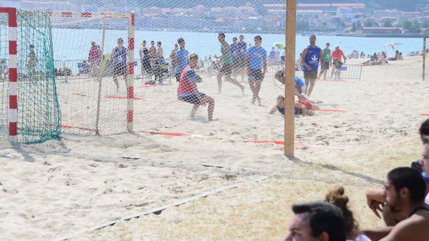 Partido de balonmano playa en el arenal de Rodeira. | // G.NÚÑEZ