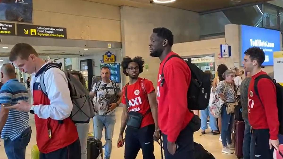 Els jugadors del Baxi abandonen l'aeroport de Tenerife després de la cancel·lació del seu vol