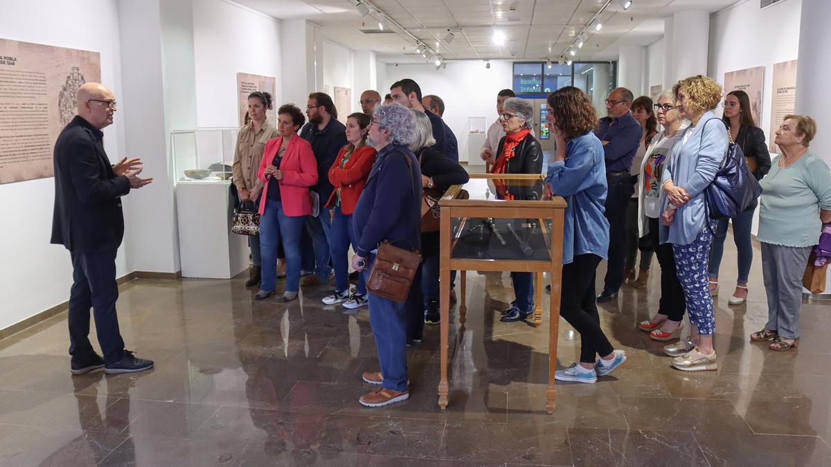 El comisario de la exposición, Vicent Garcia Edo, ha inaugurado este lunes por la tarde la muestra.