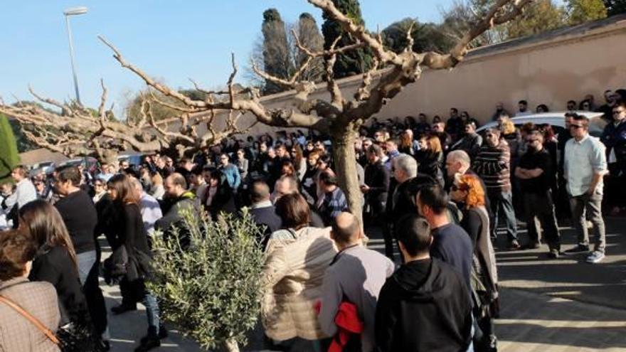 Molta gent es va agrupar davant de la Funerària per rendir homenatge a les víctimes.