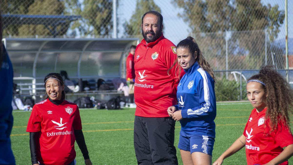 Ernesto Sánchez, con varias de sus jugadoras.