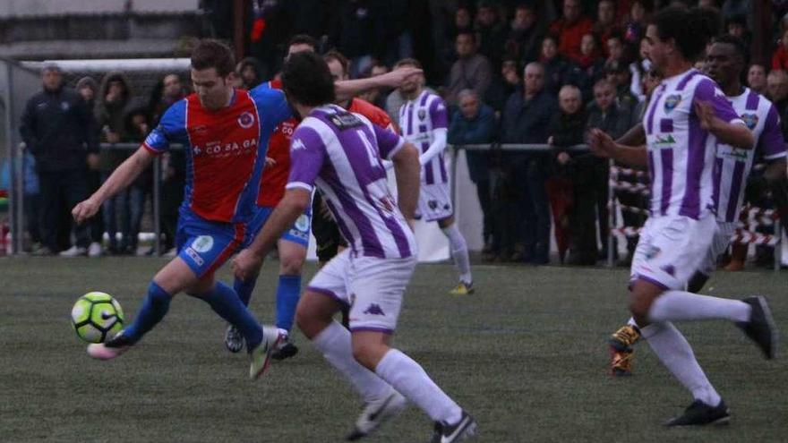 El unionista Hugo se dispone a rematar ante defensores del Bande, en el partido de liga en Outeiro. // J. R.