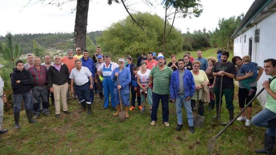 Los vecinos de Pintos, en Marcón, se reunieron ayer para realizar la limpieza anual de los depósitos de su traída de aguas. // Gustavo Santos