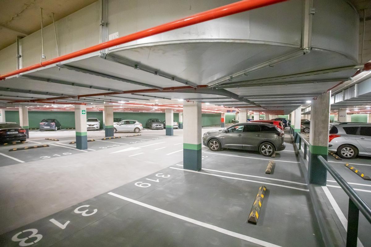 Vehículos en un parking.