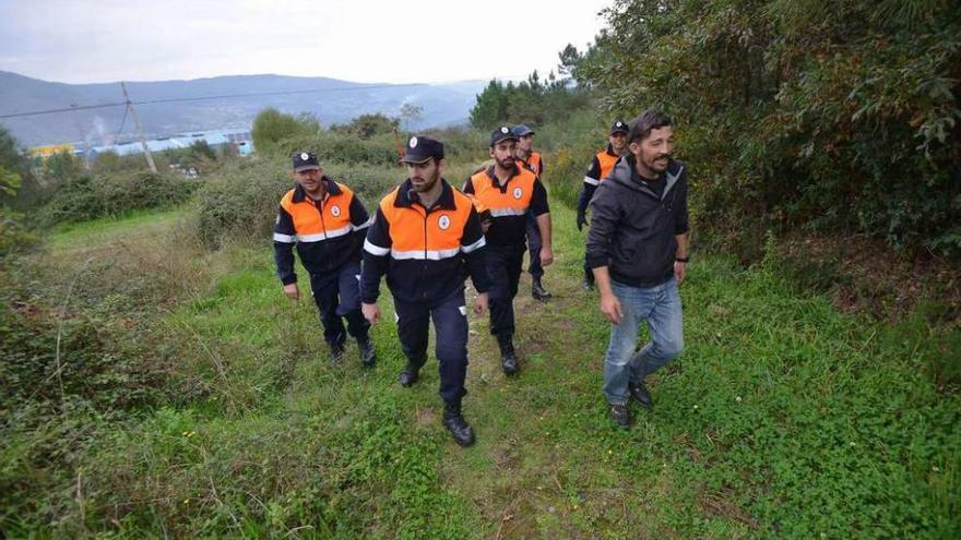 Efectivos de Protección Civil durante una de las batidas por los prados de Viascón. // Gustavo Santos