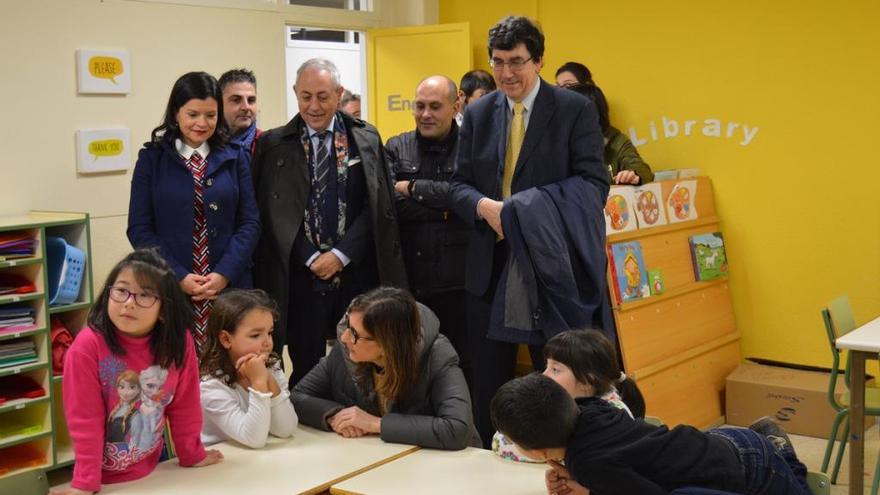 La conselleira de Educación, Carmen Pomar, durante su visita al colegio Pena de Francia. / FdV