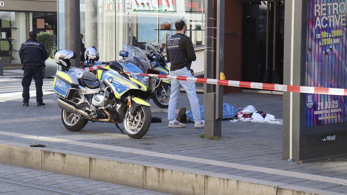 Varios heridos tras embestir un coche contra una multitud en Mannheim ...