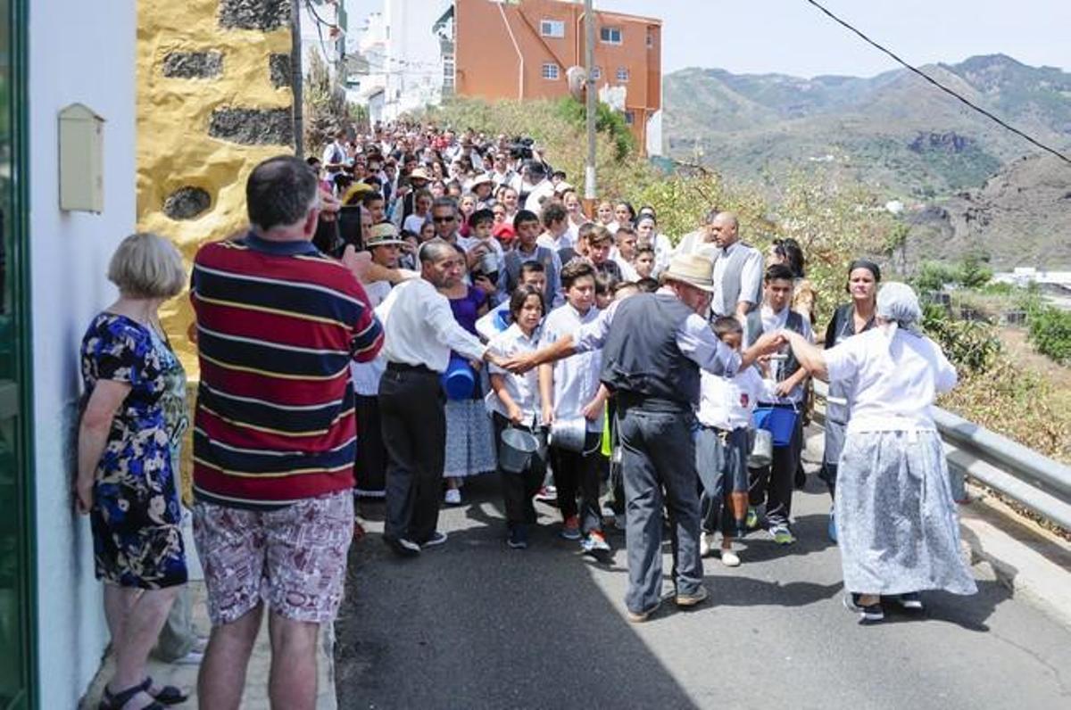 Traida Infantil del Agua de Lomo Magullo 2016 Traida Infantil del Agua de Lomo Magullo 2016