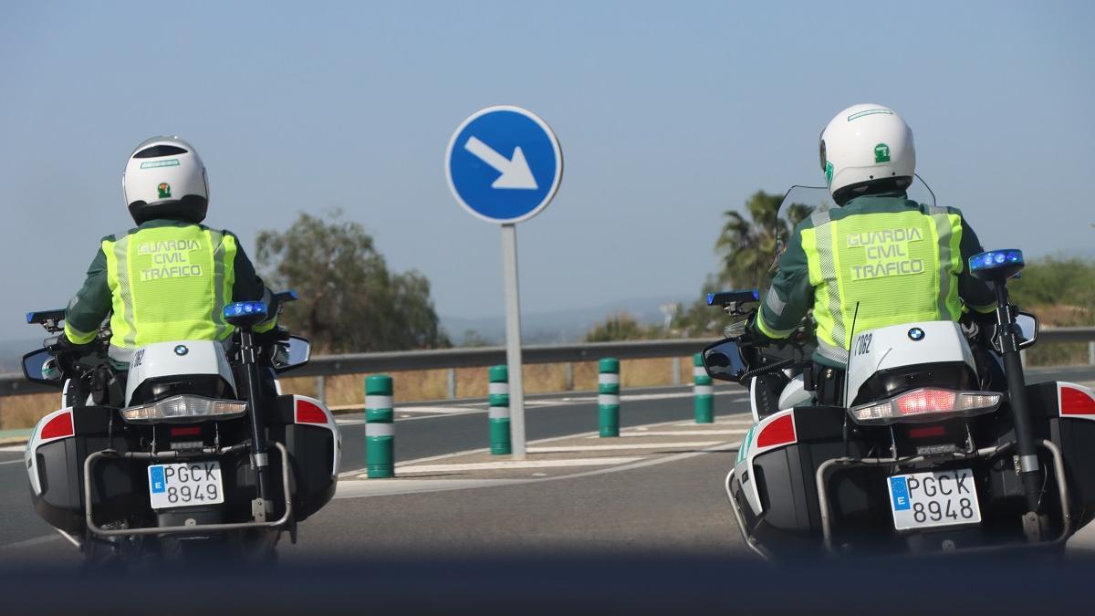 Dos agentes de la Guardia Civil de Tráfico de Córdoba, durante un servicio.