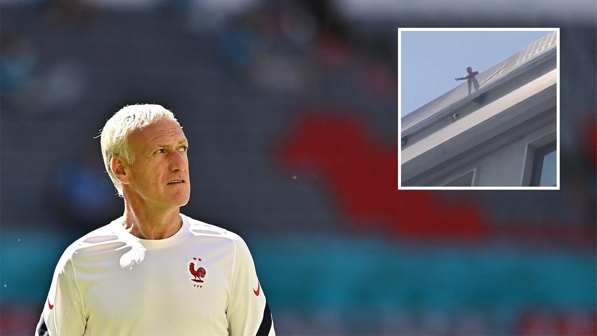 Didier Deschamps, junto a una imagen de vídeo en la terraza de su hotel.