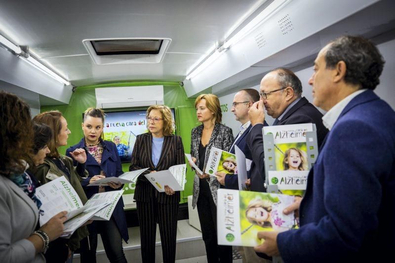 Ventura visita el autobús de la campaña La nueva Cara del Alzheimer