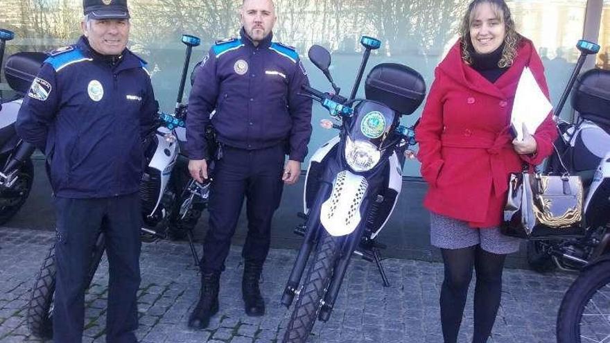 Dos policías ponteareanos con la edil de Seguridade. // FdV