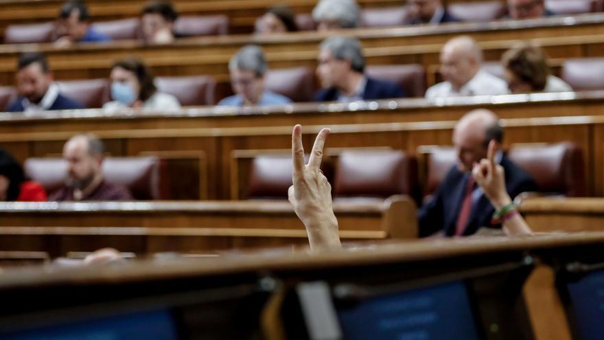 Un diputado vota &#039;no&#039; durante una votación en una sesión plenaria en el Congreso de los Diputados, a 3 de noviembre de 2022, en Madrid (España).