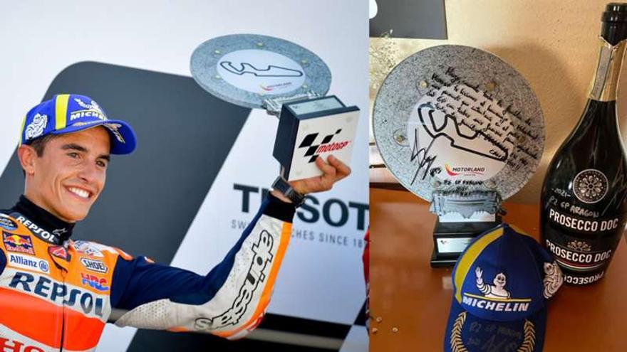 El trofeo enviado por Márquez, con dedicatoria incluida.