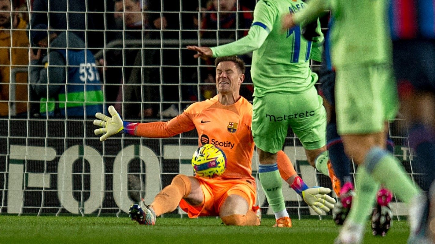 Ter Stegen detiene el balón a Aleñá en una jugada que luego fue invalidada por fuera de juego en el Barça-Getafe del Camp Nou..