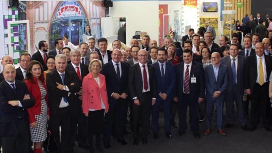 Foto de grupo de la representación murciana en el stand preparado para la feria hortofrutícola berlinesa Fruit Logistica.