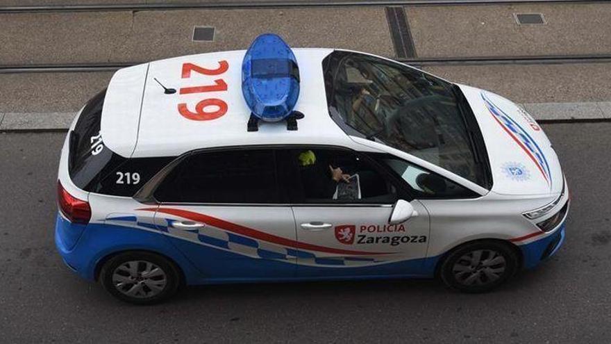 Detenida tras cometer una infracción de tráfico y colisionar con varios turismos estacionados