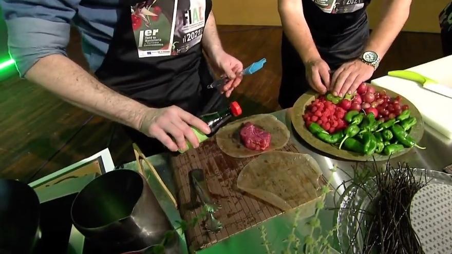 Las manos de los cocineros elaboran un plato con sabor asiático en Fial.