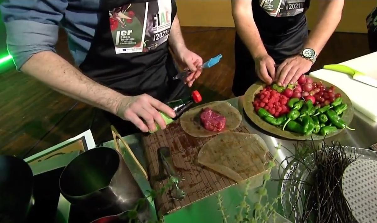 Las manos de los cocineros elaboran un plato con sabor asiático en Fial.