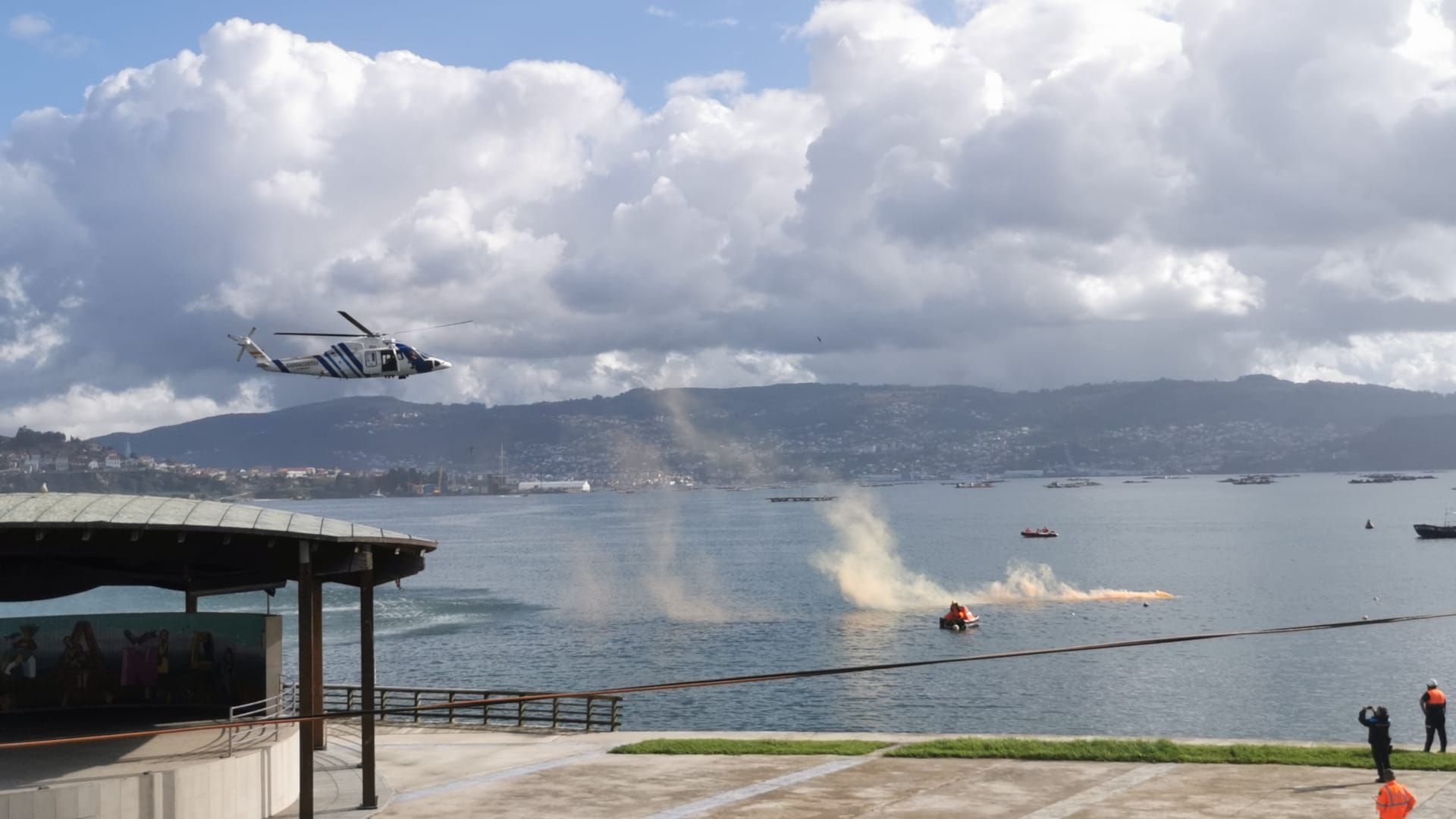 Escenas del simulacro de rescate frente a Moaña.