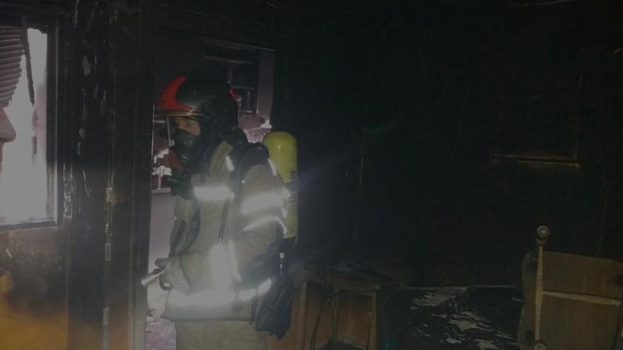 Los bomberos sofocan un incendio en una vivienda de Calatayud