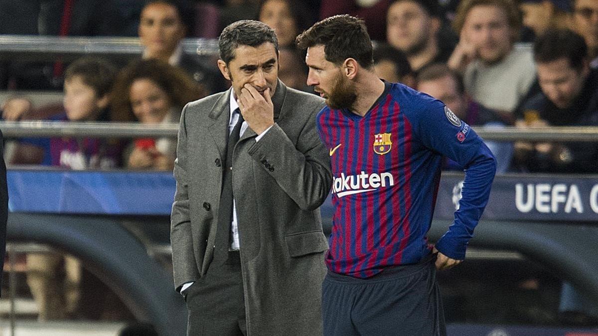 Messi escucha las instrucciones de Valverde, en el Camp Nou.