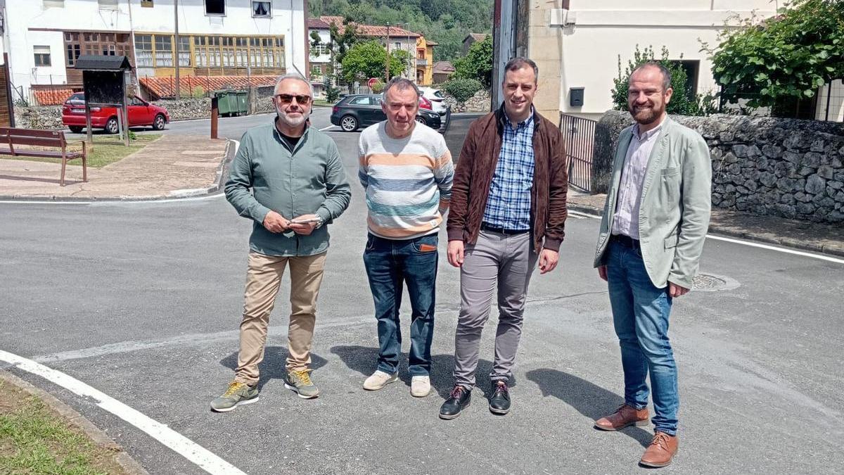 Por la izquierda, Javier Viado, vocal de la Parroquia; Andrés Rojo, presidente; Olmo Ron, Director General de Administración Local del Gobierno de Asturias, e Iván Allende, alcalde de Piloña, en el recién renovado barrio de Carua.