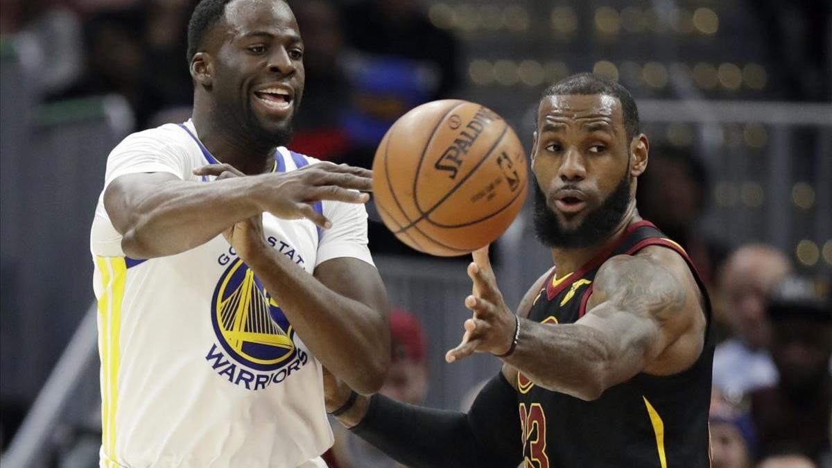 Lebron James pelea con Draymond Green en el partido en Cleveland que revivió la final de la NBA