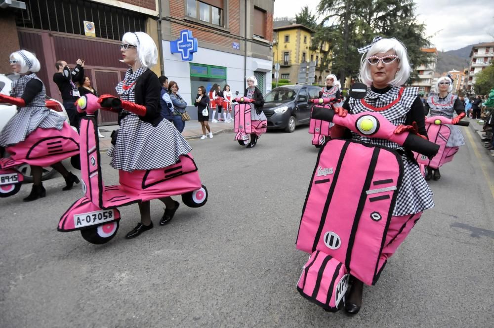 Participantes en el desfile del Antroxu en Pola de Lena.