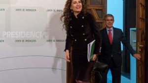 GRAF1737. SEVILLA , 26/12/2017.- La consejera de Hacienda, María Jesús Montero, y el portavoz del Ejecutivo, Juan Carlos Blanco, llegan a la rueda de prensa posterior a la reunión que el consejo de Gobierno de la Junta de Andalucía ha celebrado hoy en Sevilla y en la que ha ratificado el acuerdo alcanzado hace una semana con los sindicatos para elevar la jornada en la administración de 35 a 37,5 horas semanales, acuerdo que se ha remitido ya al Tribunal Constitucional. EFE/Julio Muñoz