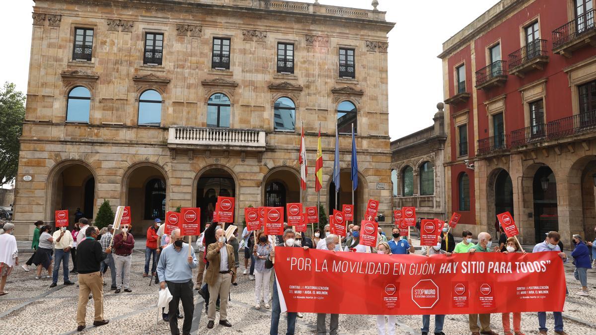 &quot;Han convertido la avenida de El Molinón en una caleya&quot;, clama Stop Muro