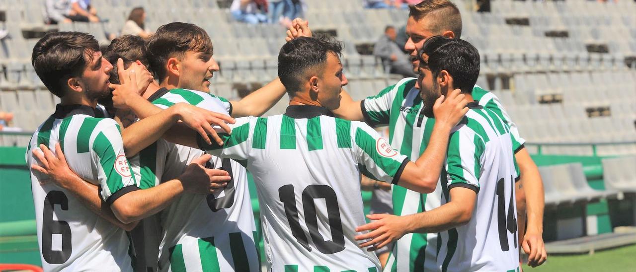 Los jugadores del Córdoba CF B celebran un gol ante el Tomares en El Arcángel.