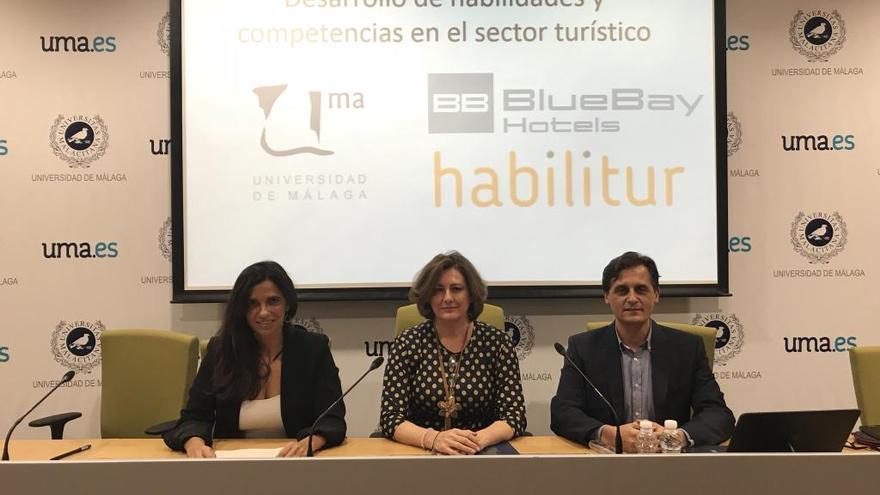 María Zamora, Josefa García Maestranza y Jimmy Pons, durante la firma del convenio.