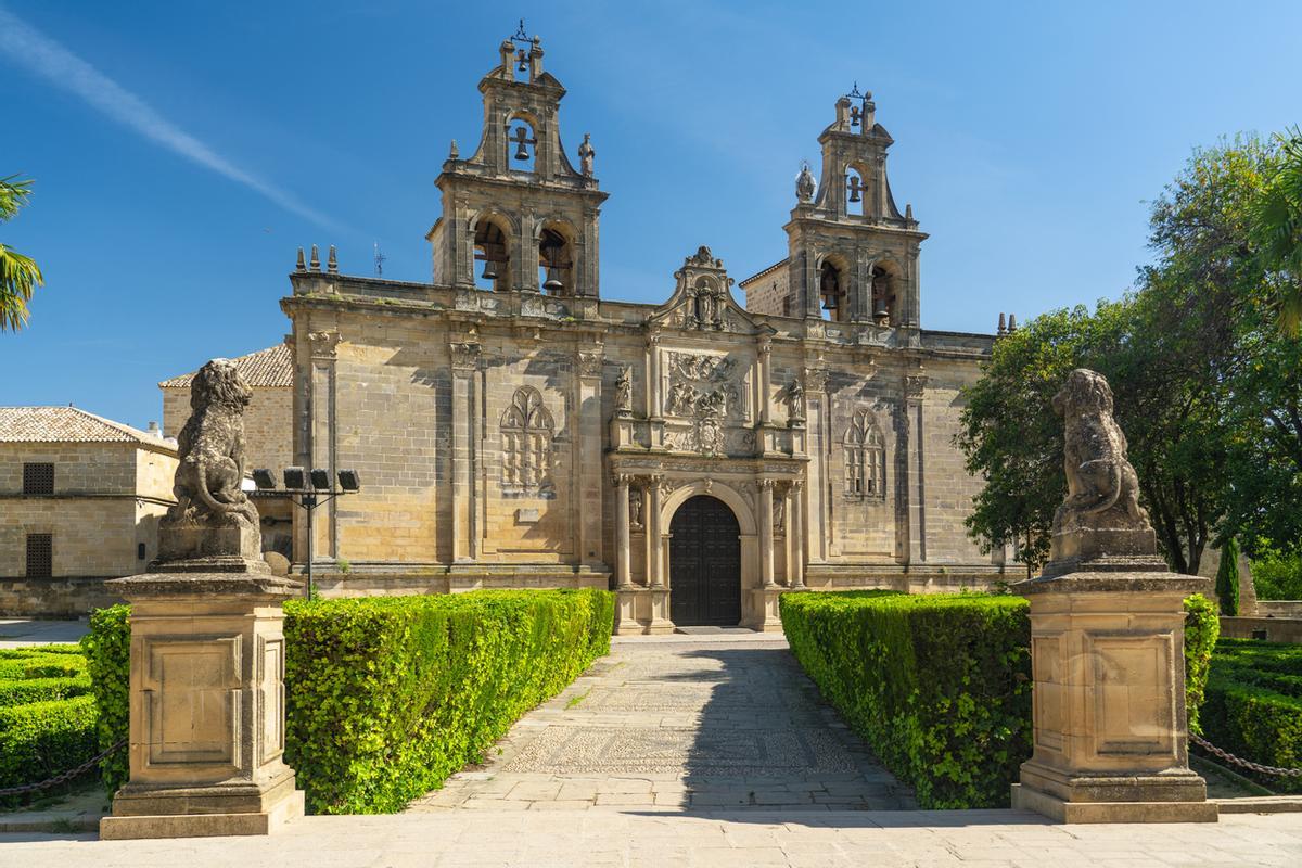 La fachada de la Basílica de Santa María de los Reales Alcázares está llena de detalles escultóricos