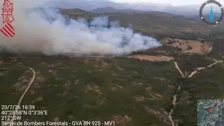Un incendio forestal causado por cuatro rayos preocupa a los bomberos en Catí