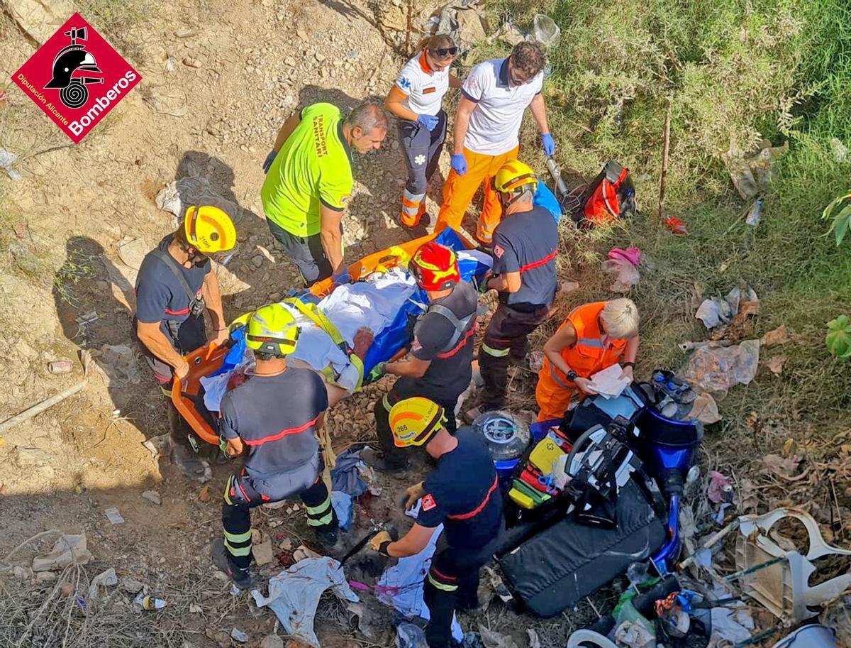 El rescate del hombre que cayó a un barranco con su "scooter" en Benidorm.