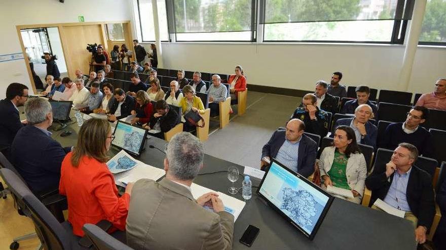 La conselleira de Infraestruturas se reunió con los representantes de los municipios. // G. Santos