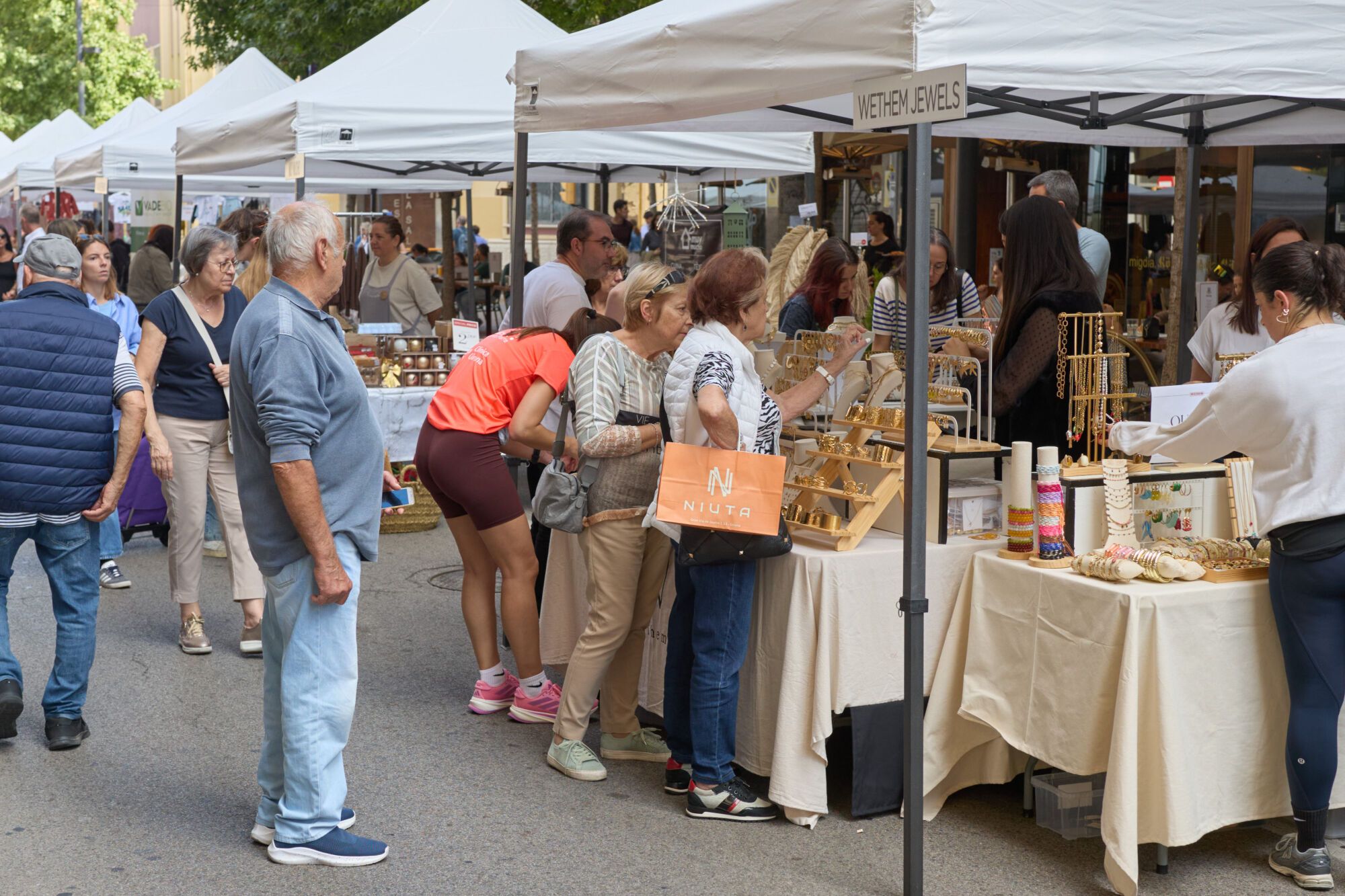 Botiga al carrer al c/ Migdia